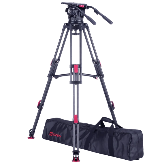 Trípodes y pedestales de alta calidad de la marca Ozen, diseñados para proporcionar estabilidad y precisión en la grabación de vídeo y fotografía profesional. Ideales para equipos de transmisión y producciones audiovisuales.