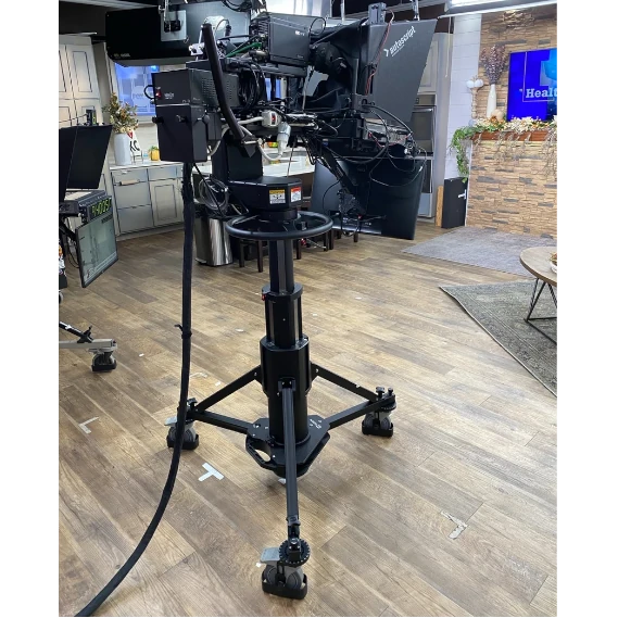 Trípodes y pedestales de alta calidad de la marca Ozen, diseñados para proporcionar estabilidad y precisión en la grabación de vídeo y fotografía profesional. Ideales para equipos de transmisión y producciones audiovisuales.